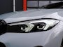BMW 3-Serie Touring 330e M-Sport Brooklyn Grau | Pano | Leder | Head-Up | Camera | Carplay | Digital Dash | Cognac Leder | Led | Trekhaak | Android Auto | Stoelverwarming | Cruisecontrol | Lane Assist | Draadloos Opladen | F1 Flippers | Dealer Onderhouden