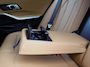 BMW 3-Serie Touring 330e M-Sport Brooklyn Grau | Pano | Leder | Head-Up | Camera | Carplay | Digital Dash | Cognac Leder | Led | Trekhaak | Android Auto | Stoelverwarming | Cruisecontrol | Lane Assist | Draadloos Opladen | F1 Flippers | Dealer Onderhouden