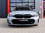 BMW 3-Serie Touring 330e M-Sport Brooklyn Grau | Pano | Leder | Head-Up | Camera | Carplay | Digital Dash | Cognac Leder | Led | Trekhaak | Android Auto | Stoelverwarming | Cruisecontrol | Lane Assist | Draadloos Opladen | F1 Flippers | Dealer Onderhouden