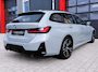 BMW 3-Serie Touring 330e M-Sport Brooklyn Grau | Pano | Leder | Head-Up | Camera | Carplay | Digital Dash | Cognac Leder | Led | Trekhaak | Android Auto | Stoelverwarming | Cruisecontrol | Lane Assist | Draadloos Opladen | F1 Flippers | Dealer Onderhouden