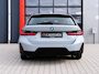 BMW 3-Serie Touring 330e M-Sport Brooklyn Grau | Pano | Leder | Head-Up | Camera | Carplay | Digital Dash | Cognac Leder | Led | Trekhaak | Android Auto | Stoelverwarming | Cruisecontrol | Lane Assist | Draadloos Opladen | F1 Flippers | Dealer Onderhouden