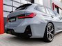 BMW 3-Serie Touring 330e M-Sport Brooklyn Grau | Pano | Leder | Head-Up | Camera | Carplay | Digital Dash | Cognac Leder | Led | Trekhaak | Android Auto | Stoelverwarming | Cruisecontrol | Lane Assist | Draadloos Opladen | F1 Flippers | Dealer Onderhouden