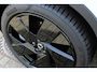 Volvo EX40 Single Motor Extended Range Plus Black Ed. 82 kWh | Apple Carplay & Android Auto | Bestuurdersstoel in hoogte verstelbaar | Buitenspiegels elektrisch inklapbaar | Cruise control adaptief met Stop&Go en stuurhulp |  Dodehoekdetectie met correctie | Hemelbekleding donker | Voorstoelen verwarmd | Warmtepomp