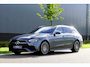 Mercedes-Benz C-klasse Estate 300 AMG Line in nieuwstaat |BTW |Digital Light |Burmester geluid |Panoramadak |Selenietgrijs |19" AMG velgen |1e eigenaar |258 pk |Camera |Cruise |Navi