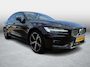 Volvo S60 2.0 B4 Ultimate Dark | Panoramadak | Head-up Display | Harman Kardon Audio | Achteruitrijcamera | Keyless Entry | Elektrisch Verstelbare Voorstoelen | Stoelverwarming voor en achter | Cruise Control Adaptief | BLIS | Google Navigatie | Apple Carplay | Android Auto