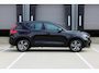 Volvo XC40 B4 Plus Dark | Trekhaak | Verwarmbare voorstoelen en stuurwiel | 4 seizoenen banden | Premium audio by Harman Kardon | Adaptieve cruise control | Verwarmbare voorruit | Keyless | Elektrische achterklep | Apple carplay/Android auto