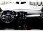 Volvo XC40 B4 Plus Dark | Trekhaak | Verwarmbare voorstoelen en stuurwiel | 4 seizoenen banden | Premium audio by Harman Kardon | Adaptieve cruise control | Verwarmbare voorruit | Keyless | Elektrische achterklep | Apple carplay/Android auto