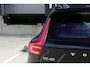 Volvo XC40 B4 Plus Dark | Trekhaak | Verwarmbare voorstoelen en stuurwiel | 4 seizoenen banden | Premium audio by Harman Kardon | Adaptieve cruise control | Verwarmbare voorruit | Keyless | Elektrische achterklep | Apple carplay/Android auto