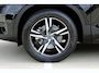 Volvo XC40 B4 Plus Dark | Trekhaak | Verwarmbare voorstoelen en stuurwiel | 4 seizoenen banden | Premium audio by Harman Kardon | Adaptieve cruise control | Verwarmbare voorruit | Keyless | Elektrische achterklep | Apple carplay/Android auto
