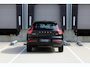 Volvo XC40 B4 Plus Dark | Trekhaak | Verwarmbare voorstoelen en stuurwiel | 4 seizoenen banden | Premium audio by Harman Kardon | Adaptieve cruise control | Verwarmbare voorruit | Keyless | Elektrische achterklep | Apple carplay/Android auto