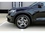Volvo XC40 B4 Plus Dark | Trekhaak | Verwarmbare voorstoelen en stuurwiel | 4 seizoenen banden | Premium audio by Harman Kardon | Adaptieve cruise control | Verwarmbare voorruit | Keyless | Elektrische achterklep | Apple carplay/Android auto