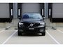 Volvo XC40 B4 Plus Dark | Trekhaak | Verwarmbare voorstoelen en stuurwiel | 4 seizoenen banden | Premium audio by Harman Kardon | Adaptieve cruise control | Verwarmbare voorruit | Keyless | Elektrische achterklep | Apple carplay/Android auto