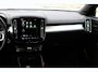 Volvo XC40 B4 Plus Dark | Trekhaak | Verwarmbare voorstoelen en stuurwiel | 4 seizoenen banden | Premium audio by Harman Kardon | Adaptieve cruise control | Verwarmbare voorruit | Keyless | Elektrische achterklep | Apple carplay/Android auto