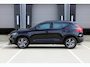Volvo XC40 B4 Plus Dark | Trekhaak | Verwarmbare voorstoelen en stuurwiel | 4 seizoenen banden | Premium audio by Harman Kardon | Adaptieve cruise control | Verwarmbare voorruit | Keyless | Elektrische achterklep | Apple carplay/Android auto