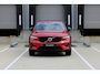 Volvo XC40 T4 Recharge Inscription | Premium audio by Harman Kardon | Adaptieve cruise control | Elektrische voorstoelen | Verwarmbare voorruit | Draadloze telefoonlader  | Extra getint glas achter |