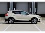 Volvo XC40 B4 Plus Dark | Panoramadak | Trekhaak | Verwarmbare voorstoelen en stuurwiel | Premium audio by Harman Kardon | Adaptieve cruise control