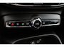 Volvo XC40 B4 Plus Dark | Panoramadak | Trekhaak | Verwarmbare voorstoelen en stuurwiel | Premium audio by Harman Kardon | Adaptieve cruise control