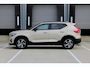 Volvo XC40 B4 Plus Dark | Panoramadak | Trekhaak | Verwarmbare voorstoelen en stuurwiel | Premium audio by Harman Kardon | Adaptieve cruise control