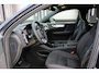 Volvo XC40 B4 Plus Black Edition | Verwarmbare voorstoelen | Verwarmbaar stuurwiel | Premium audio by Harman Kardon | Panoramadak | Rondom zichtcamera | Verwarmbare voorruit | 20 inch Lichtmetalen velgen | Alarmklasse 3