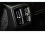 Volvo XC40 B4 Plus Black Edition | Verwarmbare voorstoelen | Verwarmbaar stuurwiel | Premium audio by Harman Kardon | Panoramadak | Rondom zichtcamera | Verwarmbare voorruit | 20 inch Lichtmetalen velgen | Alarmklasse 3