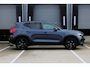 Volvo XC40 B4 Plus Black Edition | Verwarmbare voorstoelen | Verwarmbaar stuurwiel | Premium audio by Harman Kardon | Panoramadak | Rondom zichtcamera | Verwarmbare voorruit | 20 inch Lichtmetalen velgen | Alarmklasse 3