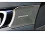 Volvo XC40 B4 Plus Black Edition | Verwarmbare voorstoelen | Verwarmbaar stuurwiel | Premium audio by Harman Kardon | Panoramadak | Rondom zichtcamera | Verwarmbare voorruit | 20 inch Lichtmetalen velgen | Alarmklasse 3