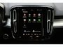 Volvo XC40 B4 Plus Black Edition | Verwarmbare voorstoelen | Verwarmbaar stuurwiel | Premium audio by Harman Kardon | Panoramadak | Rondom zichtcamera | Verwarmbare voorruit | 20 inch Lichtmetalen velgen | Alarmklasse 3