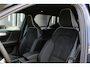 Volvo XC40 B4 Plus Black Edition | Verwarmbare voorstoelen | Verwarmbaar stuurwiel | Premium audio by Harman Kardon | Panoramadak | Rondom zichtcamera | Verwarmbare voorruit | 20 inch Lichtmetalen velgen | Alarmklasse 3