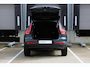Volvo XC40 B4 Plus Black Edition | Verwarmbare voorstoelen | Verwarmbaar stuurwiel | Premium audio by Harman Kardon | Panoramadak | Rondom zichtcamera | Verwarmbare voorruit | 20 inch Lichtmetalen velgen | Alarmklasse 3