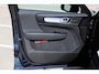 Volvo XC40 B4 Plus Black Edition | Verwarmbare voorstoelen | Verwarmbaar stuurwiel | Premium audio by Harman Kardon | Panoramadak | Rondom zichtcamera | Verwarmbare voorruit | 20 inch Lichtmetalen velgen | Alarmklasse 3
