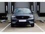 Volvo XC40 B4 Plus Black Edition | Verwarmbare voorstoelen | Verwarmbaar stuurwiel | Premium audio by Harman Kardon | Panoramadak | Rondom zichtcamera | Verwarmbare voorruit | 20 inch Lichtmetalen velgen | Alarmklasse 3