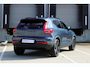Volvo XC40 B4 Plus Black Edition | Verwarmbare voorstoelen | Verwarmbaar stuurwiel | Premium audio by Harman Kardon | Panoramadak | Rondom zichtcamera | Verwarmbare voorruit | 20 inch Lichtmetalen velgen | Alarmklasse 3