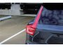 Volvo XC40 B4 Plus Black Edition | Verwarmbare voorstoelen | Verwarmbaar stuurwiel | Premium audio by Harman Kardon | Panoramadak | Rondom zichtcamera | Verwarmbare voorruit | 20 inch Lichtmetalen velgen | Alarmklasse 3
