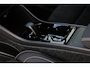 Volvo XC40 B4 Plus Black Edition | Verwarmbare voorstoelen | Verwarmbaar stuurwiel | Premium audio by Harman Kardon | Panoramadak | Rondom zichtcamera | Verwarmbare voorruit | 20 inch Lichtmetalen velgen | Alarmklasse 3