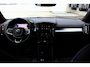 Volvo XC40 B4 Plus Black Edition | Verwarmbare voorstoelen | Verwarmbaar stuurwiel | Premium audio by Harman Kardon | Panoramadak | Rondom zichtcamera | Verwarmbare voorruit | 20 inch Lichtmetalen velgen | Alarmklasse 3