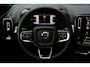 Volvo XC40 B4 Automaat Plus Black Edition | Demo Deal | Verwarmbare voorstoelen | Verwarmbaar stuurwiel | Premium audio by Harman Kardon | Verwarmbaar voorruit | Panoramadak | Rondom zichtcamera | 20 inch Lichtmetalen velgen | Alarmklasse 3