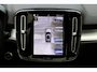 Volvo XC40 B4 Automaat Plus Black Edition | Demo Deal | Verwarmbare voorstoelen | Verwarmbaar stuurwiel | Premium audio by Harman Kardon | Verwarmbaar voorruit | Panoramadak | Rondom zichtcamera | 20 inch Lichtmetalen velgen | Alarmklasse 3