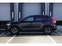Volvo XC40 B4 Automaat Plus Black Edition | Demo Deal | Verwarmbare voorstoelen | Verwarmbaar stuurwiel | Premium audio by Harman Kardon | Verwarmbaar voorruit | Panoramadak | Rondom zichtcamera | 20 inch Lichtmetalen velgen | Alarmklasse 3