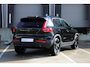 Volvo XC40 B4 Automaat Plus Black Edition | Demo Deal | Verwarmbare voorstoelen | Verwarmbaar stuurwiel | Premium audio by Harman Kardon | Verwarmbaar voorruit | Panoramadak | Rondom zichtcamera | 20 inch Lichtmetalen velgen | Alarmklasse 3