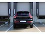 Volvo XC40 B4 Automaat Plus Black Edition | Demo Deal | Verwarmbare voorstoelen | Verwarmbaar stuurwiel | Premium audio by Harman Kardon | Verwarmbaar voorruit | Panoramadak | Rondom zichtcamera | 20 inch Lichtmetalen velgen | Alarmklasse 3