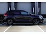 Volvo XC40 B4 Automaat Plus Black Edition | Demo Deal | Verwarmbare voorstoelen | Verwarmbaar stuurwiel | Premium audio by Harman Kardon | Verwarmbaar voorruit | Panoramadak | Rondom zichtcamera | 20 inch Lichtmetalen velgen | Alarmklasse 3