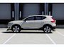 Volvo XC40 B4 Plus Dark | Trekhaak | Verwarmbare voorstoelen en stuurwiel | Premium audio by Harman Kardon | Adaptieve cruise control |