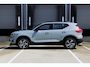 Volvo XC40 B4 Plus Dark | Trekhaak | Verwarmbare voorstoelen en stuurwiel | Premium audio by Harman Kardon | Adaptieve cruise control | Verwarmbare voorruit | Keyless | Elektrische achterklep | Apple carplay/Android auto