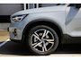 Volvo XC40 B4 Plus Dark | Trekhaak | Verwarmbare voorstoelen en stuurwiel | Premium audio by Harman Kardon | Adaptieve cruise control | Verwarmbare voorruit | Keyless | Elektrische achterklep | Apple carplay/Android auto