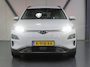 Hyundai Kona Limited 64kWh 201PK | 1ste eigenaar | ACCU 95% | LEER | AppleCarplay/AndroidAuto | Adaptief Cruise Control | Head-UP Display | Dodehoekdetectie | Camera | Stoel/Stuur/Achterbank verwarming | Stoelkoeling | AUTOMAAT | Isofix | Privacy Glass | Warmtepomp |