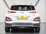 Hyundai Kona Limited 64kWh 201PK | 1ste eigenaar | ACCU 95% | LEER | AppleCarplay/AndroidAuto | Adaptief Cruise Control | Head-UP Display | Dodehoekdetectie | Camera | Stoel/Stuur/Achterbank verwarming | Stoelkoeling | AUTOMAAT | Isofix | Privacy Glass | Warmtepomp |