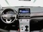 Hyundai Kona Limited 64kWh 201PK | 1ste eigenaar | ACCU 95% | LEER | AppleCarplay/AndroidAuto | Adaptief Cruise Control | Head-UP Display | Dodehoekdetectie | Camera | Stoel/Stuur/Achterbank verwarming | Stoelkoeling | AUTOMAAT | Isofix | Privacy Glass | Warmtepomp |