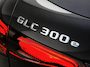 Mercedes-Benz GLC 300e 4MATIC AMG Line | Trekhaak Wegklapbaar | Night Pakket | Achteruitrijcamera | Memory Pakket | Sfeerverlichting | Stoelverwarming | Dodehoekassistentie | Treeplanken | Elektrisch Bedienbare Achterklep