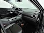 Hyundai Kona Electric EV FASHION 64 kWh | DODEHOEK DETECTIE | PDC | 3 FASE | WARMTEPOMP | CAMERA | CLIMA | CRUISE ADAPT. | NAVI | PRIVACY GLASS | DAKRAILING | APPLE CAR PLAY & ANDROID AUTO |