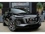 Audi Q6 e-tron S edition quattro 100 kWh | 428 PK | Panoramadak | Trekhaak | 360 camera | Audi Q6 e-tron S edition quattro met 428 PK en een volledig elektrische aandrijflijn met 100 kWh accupakket en quattro vierwielaandrijving, voorzien van een panoramadak met comfortabele rij e